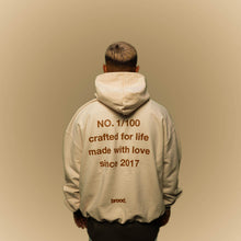 Lade das Bild in den Galerie-Viewer, Cream Hooded Back Print