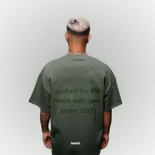 Lade das Bild in den Galerie-Viewer, Olive Tee Print
